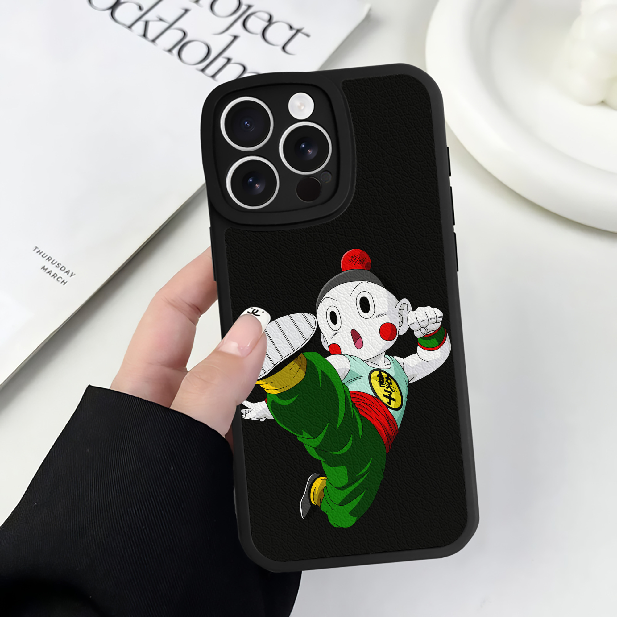 （画像用） ドラゴンボール 餃子（チャオズ）DRAGON BALL Chaoz 【iPhone 16シリーズ対応】シリコンスマホケース（レザー調） 材質：シリコン